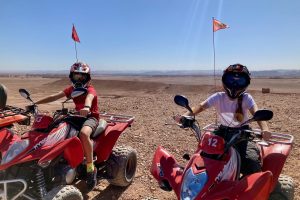 En quad dans le désert pierreux de Ouarzazate, Pauline et Audrey.