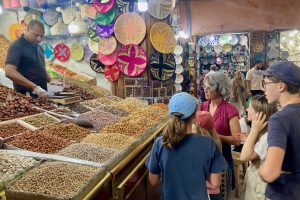 Tous les sens sont en éveil dans le souk.