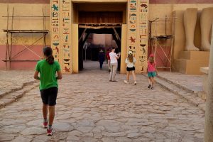 Ouarzazate abrite les plus grands studios de cinéma d’Afrique, ce qui en fait la Hollywood africaine. Une part significative de sa population vit de cette industrie.