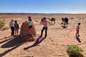 Visite de dromadaires, avec les 2 enfants de notre hôte, alors en vacances.