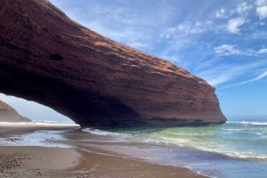 Legzira est connue pour ses splendides arches creusées dans la falaise par les marées.