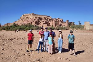 Devant le Ksar d'Aït-Ben-Haddou (patrimoine mondial de l'UNESCO), avec Yannic et ses 2 enfants.